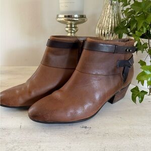 Clark Ladies Leather Side Zip Ankle Boots in Distressed Brown Size 10
